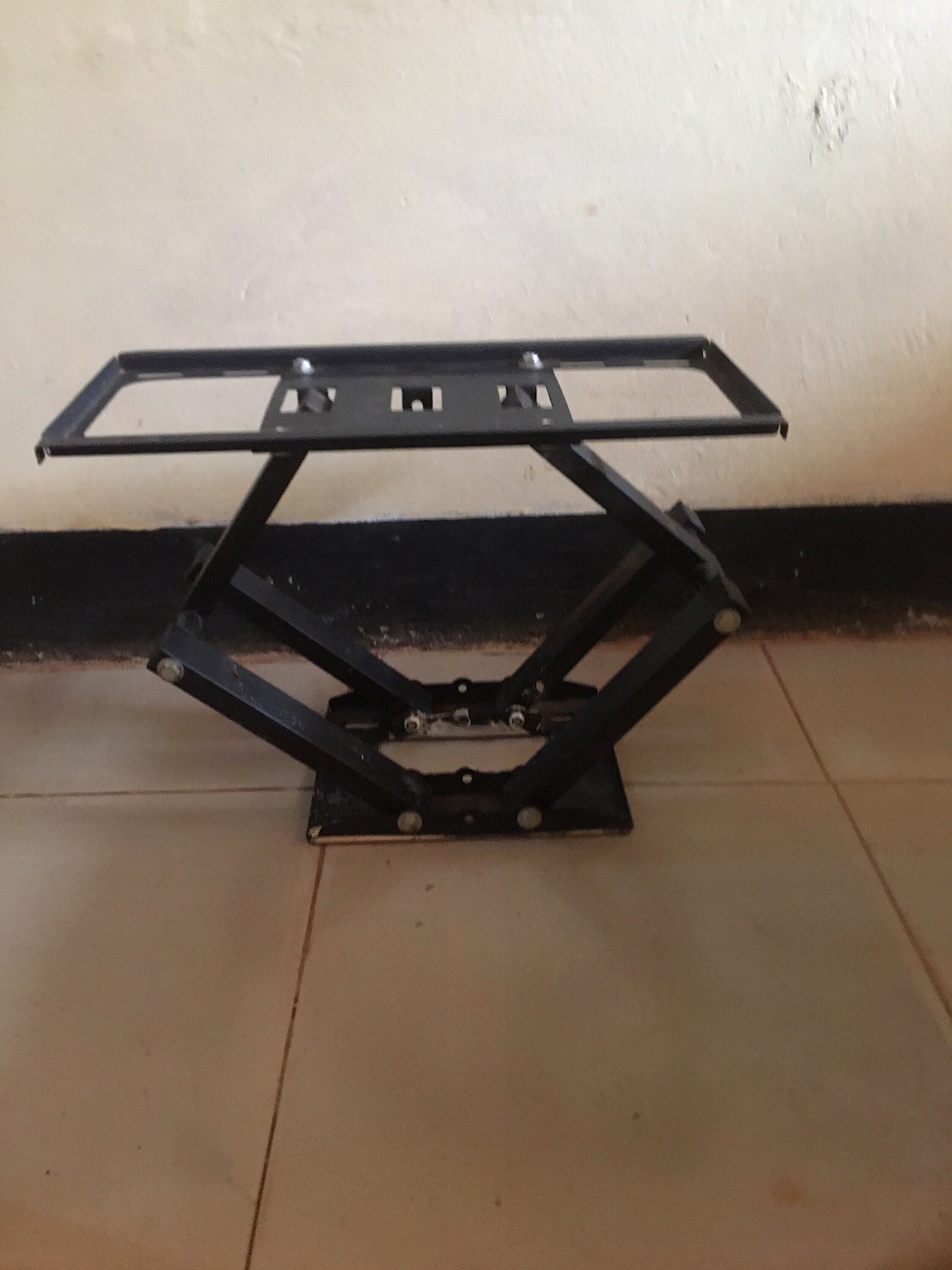 Good Tv hanger for sale